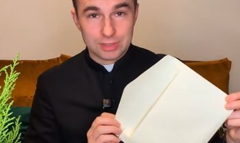 Ksiądz pokazał koperty od parafian. Hit internetu