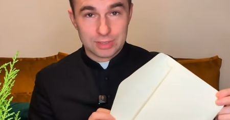 Ksiądz pokazał koperty od parafian. Hit internetu