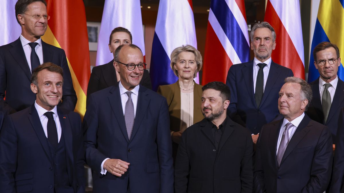 (L-R, 2nd row) NATO Secretary-General Mark Rutte, Denmark's Prime Minister Mette Frederiksen, European Commission President Ursula von der Leyen, Dutch Prime Minister Dick Schoof, Swedish Prime Minister Ulf Kristersson, (L-R, front row) France's President Emmanuel Macron, German Chancellor Friedrich Merz, Ukrainian President Volodymyr Zelensky, US Special Envoy Steve Witkoff, and US president's son-in-law Jared Kushner pose for a family picture at the Chancellery in Berlin, Germany, 15 December 2025. Berlin hosts US-Ukraine negotiations on a proposed peace plan, including a possible ceasefire in Ukraine, and a broader multilateral summit with key European leaders. EPA/CLEMENS BILAN / POOL Dostawca: PAP/EPA.
