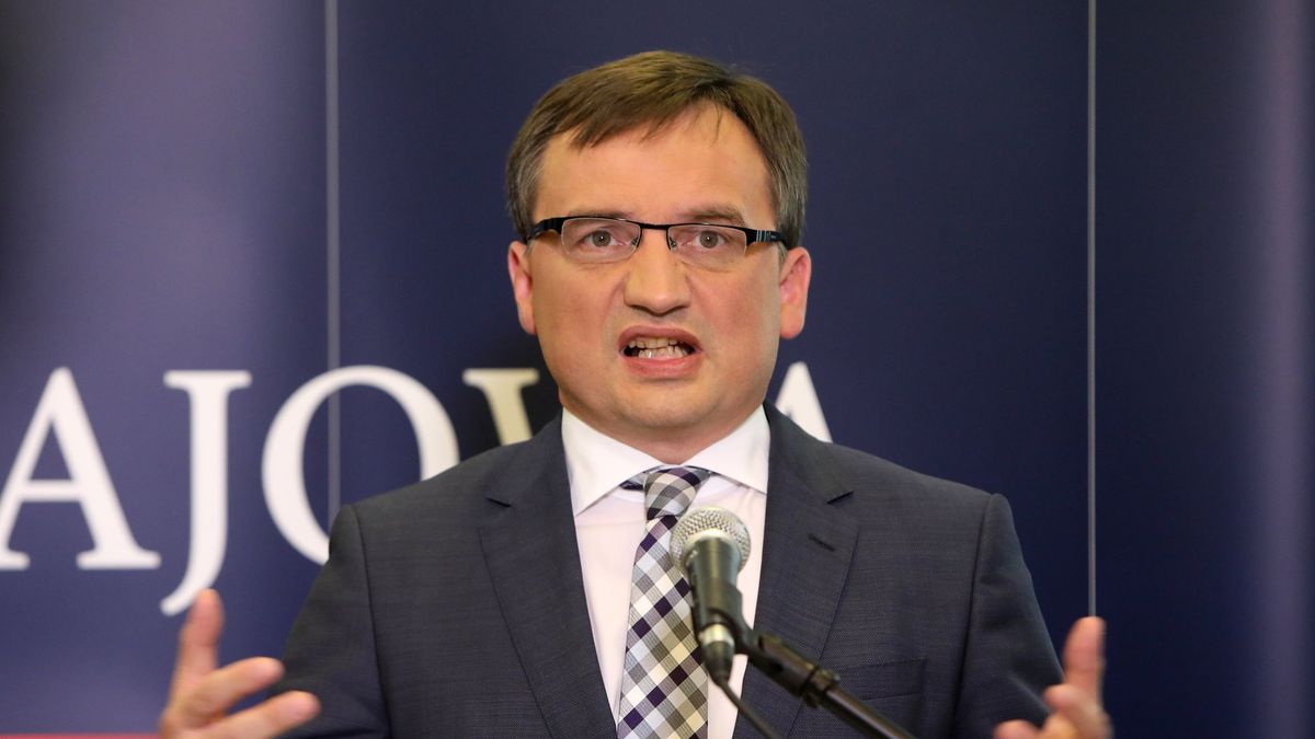 Wojna, którą prokuratura wypowiada VAT-owskim oszustom, ma chronić rzetelnych przedsiębiorców - zapewnia Zbigniew Ziobro