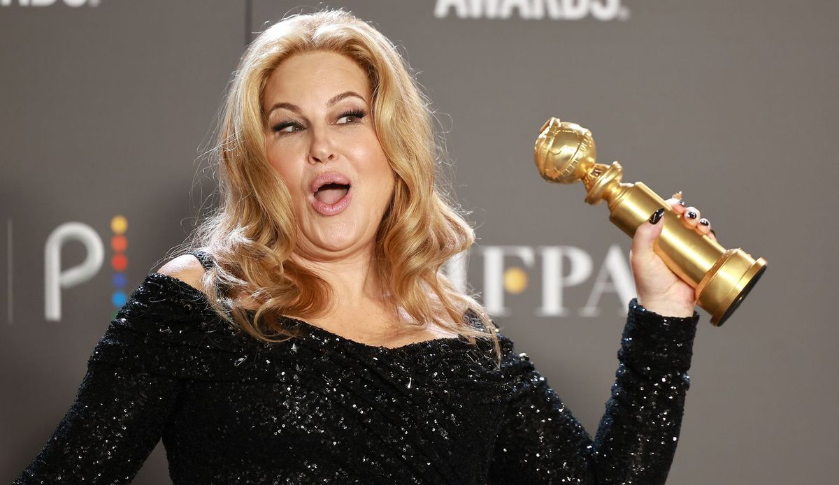 Jennifer Coolidge dwukrotnie pojawiła się na scenie podczas ceremonii Złotych Globów 2023. Jej zabawna wpadka przejdzie do historii 