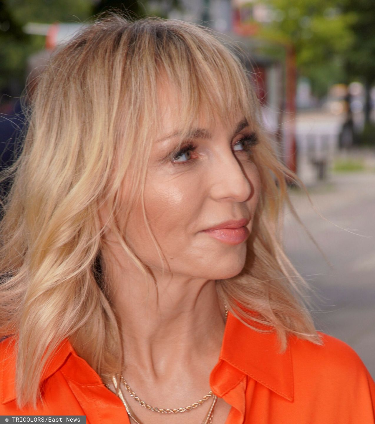 Odmieniona Anna Wyszkoni pozuje przed studiem "Dzień dobry TVN" 