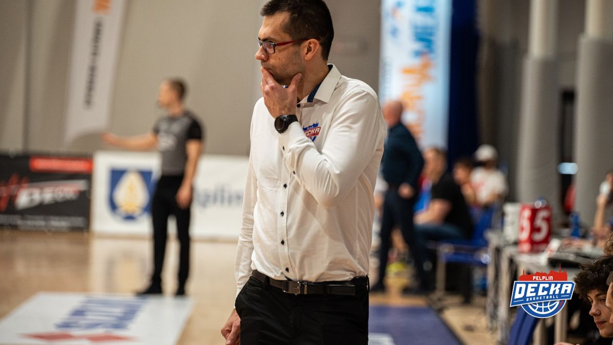 Materiały prasowe / Klub Koszykarski Decka Pelplin / Na zdjęciu Bartosz Sarzało, trener SKS Starogard Gdański