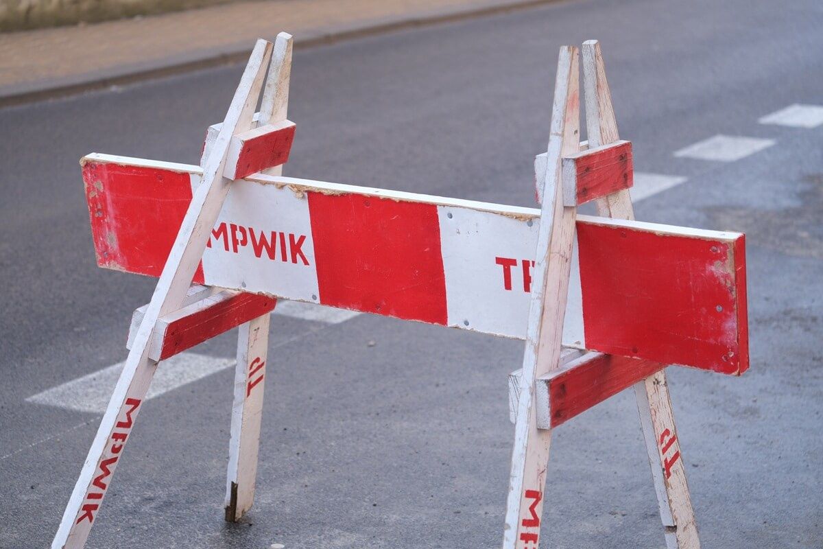 Awaria wodociągowa na ul. Sowińskiego w Lublinie. Ulica zamknięta, autobusy na objazdach, część mieszkańców bez wody
