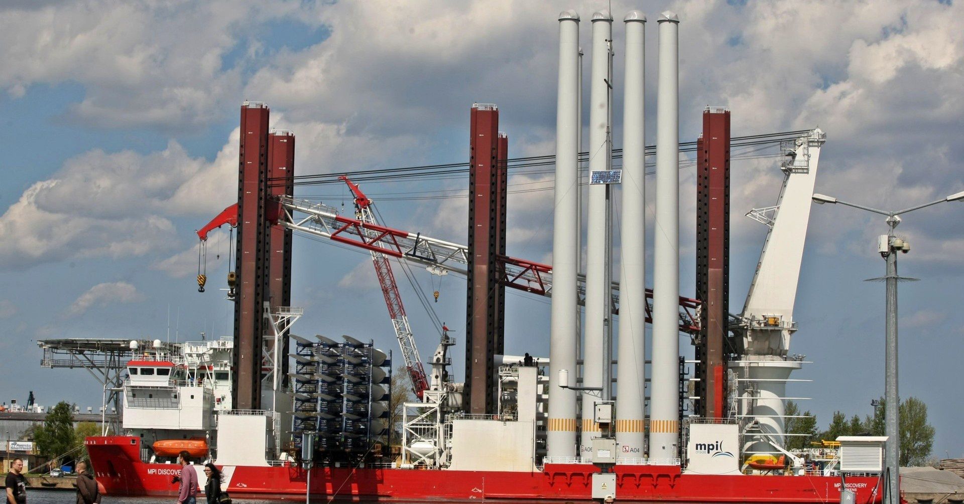 EDF Renouvelables wraz z partnerami oficjalnie zakończyła budowę pilotażowej farmy wiatrowej „Provence Grand Large” o mocy 25 MW. Zlokalizowana 17 km od wybrzeża Port‑Saint‑Louis‑du‑Rhône, inwestycja dostarczy rocznie energię dla ok. 45 000 gospodarstw domowych.