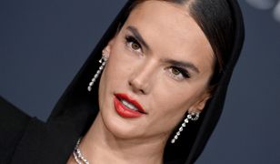 Kocica na czerwonym dywanie. Alessandra Ambrosio zaliczyła trudną lekcję stylu