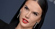 Kocica na czerwonym dywanie. Alessandra Ambrosio zaliczyła trudną lekcję stylu