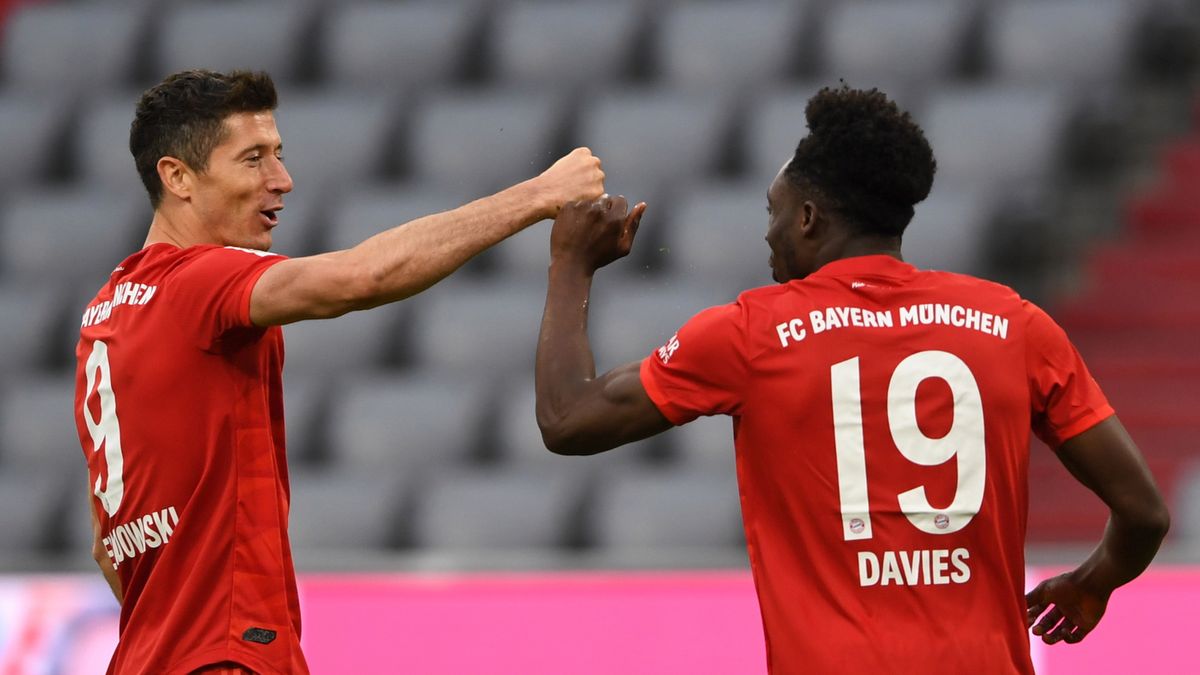 PAP/EPA / CHRISTOF STACHE / POOL / Na zdjęciu od lewej: Robert Lewandowski i Alphonso Davies