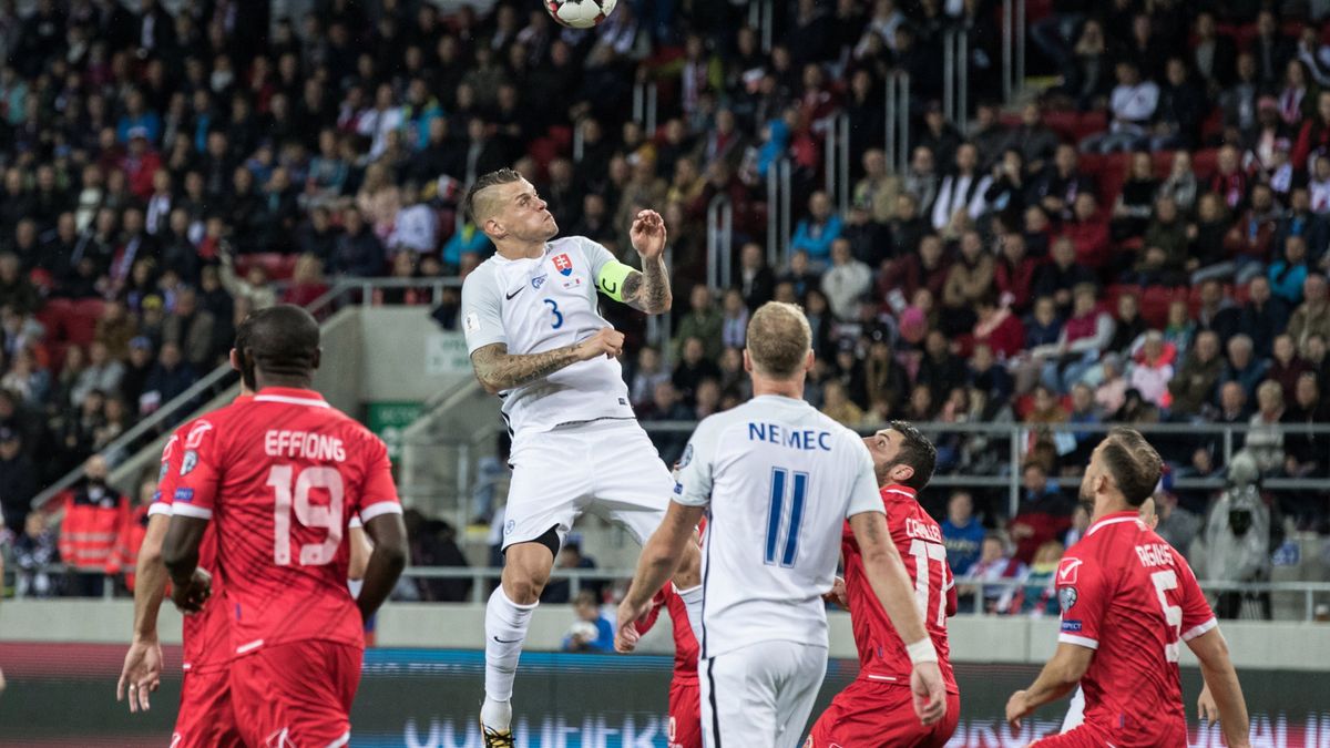 Martin Skrtel, reprezentant Słowacji (główkuje) 