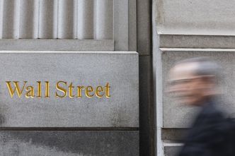 Czerwono na giełdach. Kończą tydzień na mocnych minusach