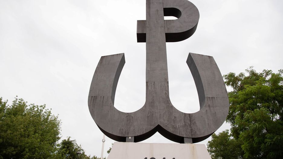 Warszawa, 31.07.2021. Symbol Polski Walczącej na szczycie Kopca Powstania Warszawskiego na stołecznym Czerniakowie, usypanego po 1945 r. z gruzowisk Warszawy zniszczonej przez Niemców podczas II Wojny Światowej, 31 bm. W stolicy odbywają się obchody 77. rocznicy wybuchu Powstania Warszawskiego. (al/mr) PAP/Andrzej Lange
