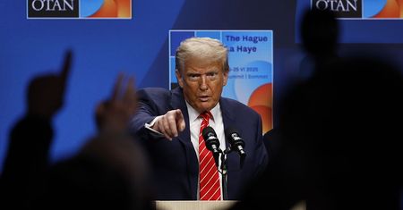 "Są wobec nas niewyobrażalnie źli". Trump uderza w UE
