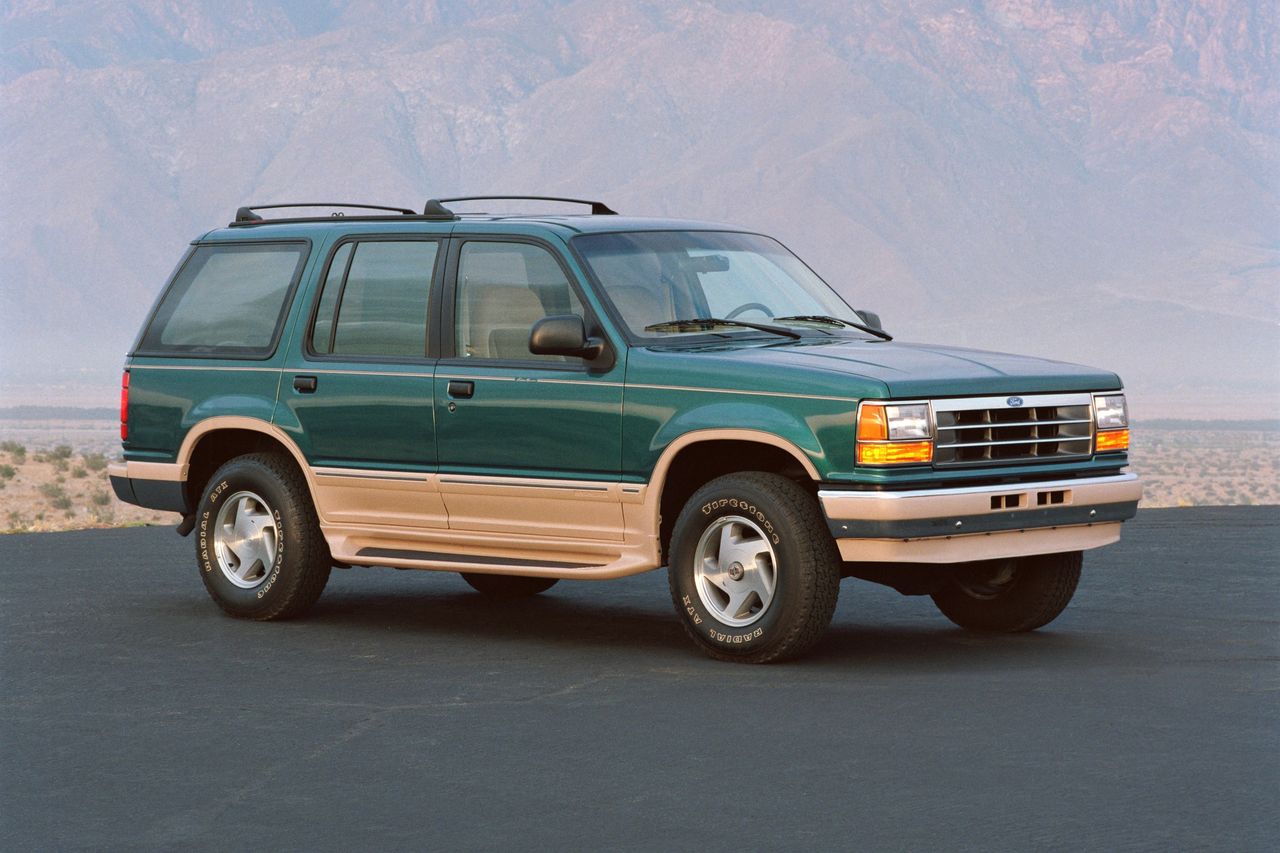 Pierwszy Ford Explorer wywodził się z modelu Bronco Sport i był terenówką dla klientów, którzy chcieli jeździć czymś wygodniejszym
