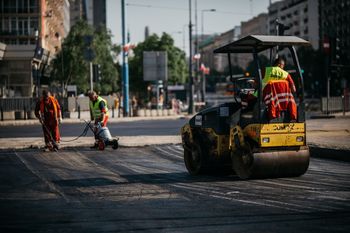 Potężna inwestycja drogowa w Rybniku. Pod wiaduktem kolejowym zbudują nowy pas jezdni i szlak pieszo-rowerowy