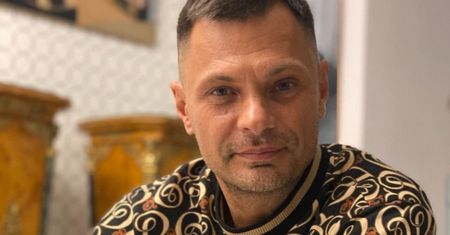 Na koncie ma miliony. Od tego zaczynał Megakot z "Królowych życia"