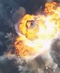 Czołg zmienił się w gejzer ognia. Nagranie z walk w Donbasie