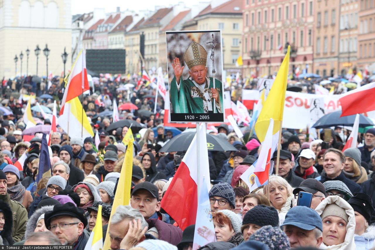 "Obraza uczuć religijnych". Zatrzymanie i zarzuty po marszu papieskim