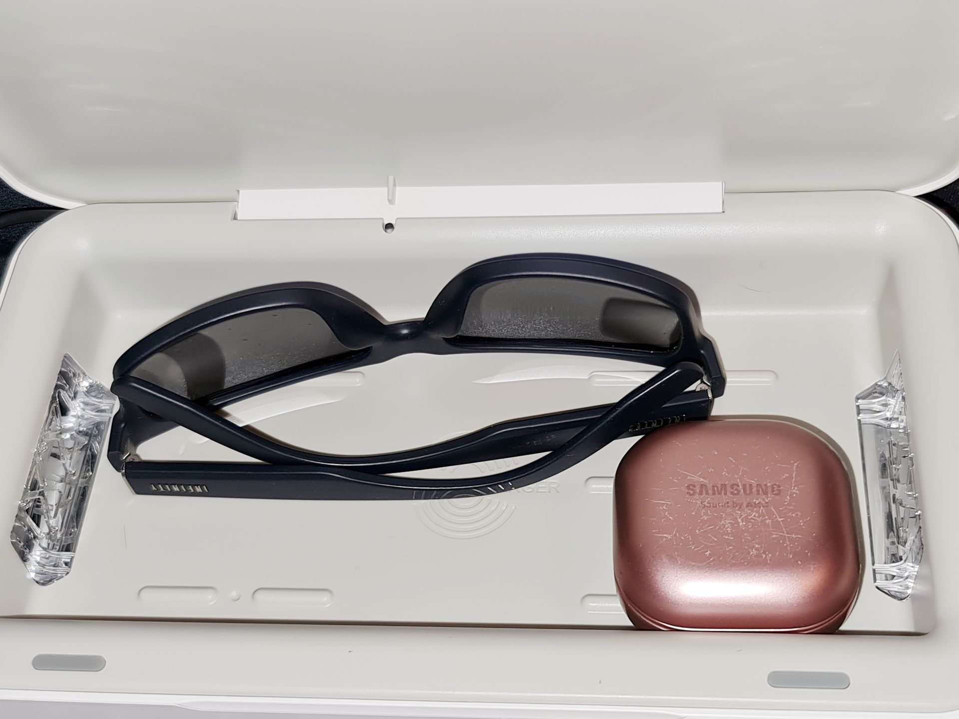 Gadżet na miarę 2020 roku. Zdezynfekuje smartfon i jeszcze go naładuje 3