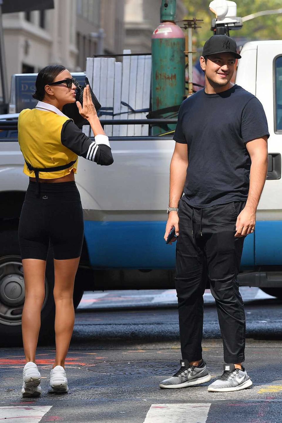 Irina Shayk w stroju rowerzysty z przyjacielem