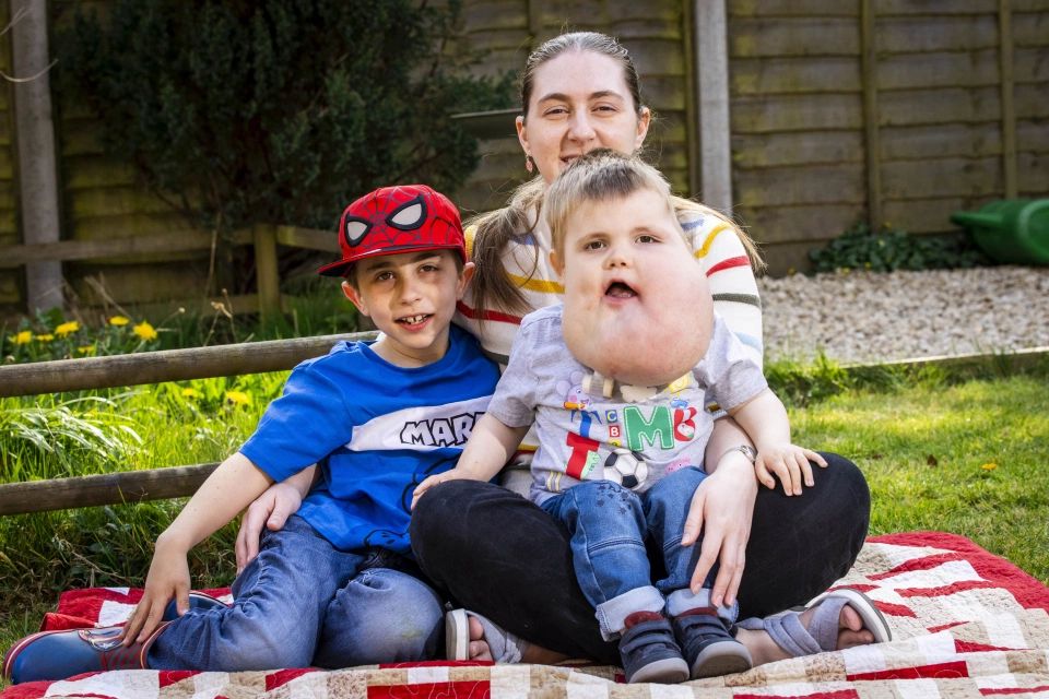 Alex z mamą i bratem