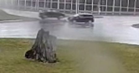 Wjechał na rondo, zderzył się z renaultem. Moment zderzenia zarejestrowała kamera