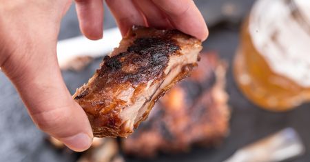 Żeberka pieczone w piwie – aromatyczne i soczyste