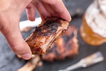 Żeberka pieczone w piwie – aromatyczne i soczyste