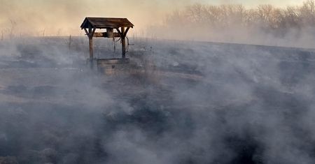 Małopolska. Kosił trawę. Gdy zajrzał do studni, aż go zmroziło