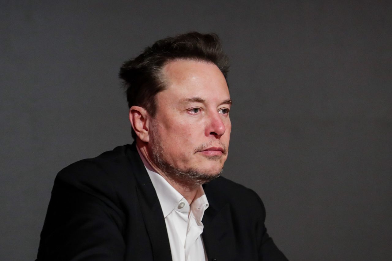 War in Ukraine. Elon Musk is against the billion-dollar support from the USA.