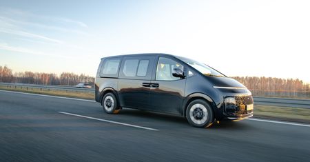 Test: Hyundai Staria 1.6 T-GDI HEV - samochód imponujący, ale nie jego silnik
