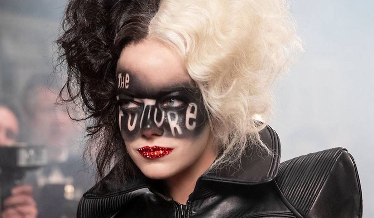 Emma Stone jako Cruella.