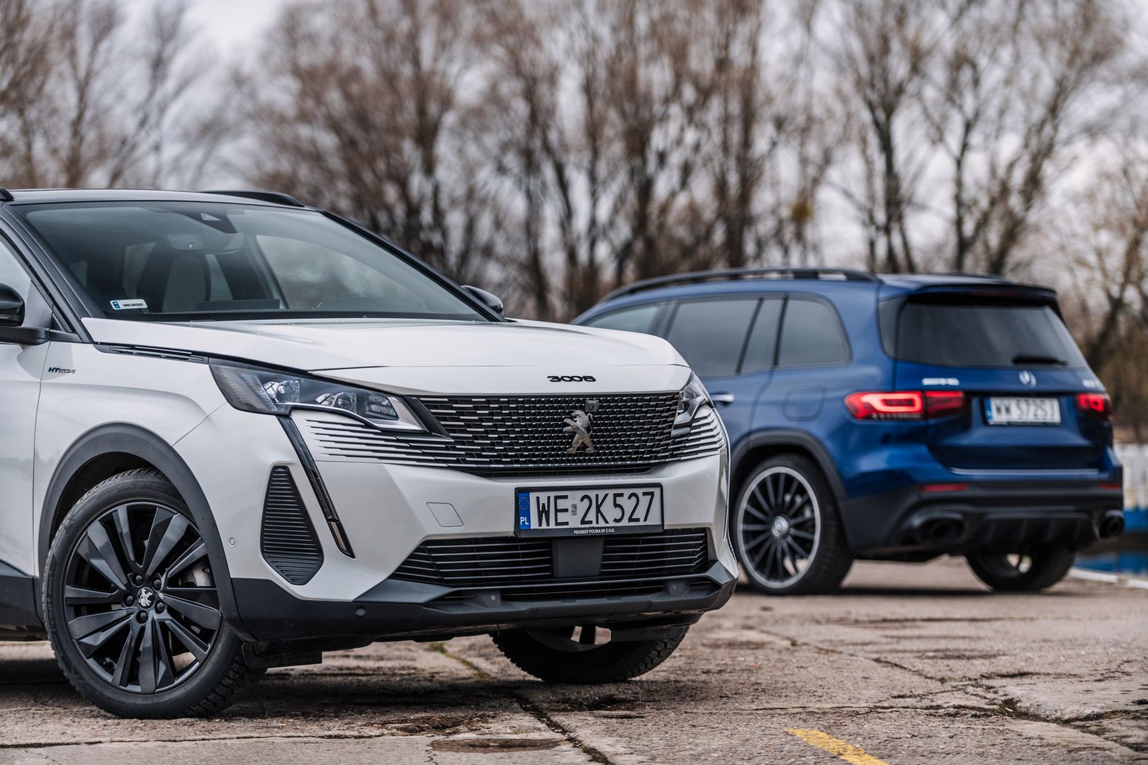 Peugeot 3008 HYbrid4 (2021) i Mercedes-AMG GLB 35 (2021)