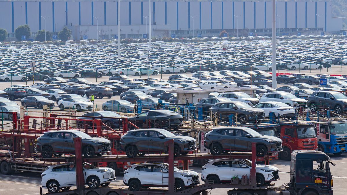 Nowe chińskie samochody elektryczne w centrum dystrybucyjnym w Chongqing, marzec 2024 roku