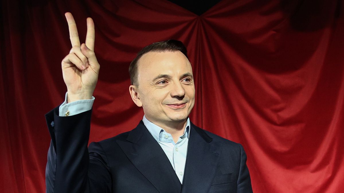 Łukasz Gibała
Kraków, 11.10.2026. Wybory prezydenta Krakowa - II tura. Kandydat na prezydenta Krakowa, założyciel Stowarzyszenia Kraków dla Mieszkańców Łukasz Gibała podczas wieczoru wyborczego w swoim sztabie w Krakowie, 11 bm. Wg wyników exit polls Łukasz Gibała zwyciężył w przedterminowych wyborach prezydenta Krakowa. Wybory odbyły się po tym, gdy w maju w referendum mieszkańcy odwołali z tej funkcji Aleksandra Miszalskiego (KO). (jm) PAP/Łukasz Gągulski
Łukasz Gągulski
2.2, druga tura, kandydat kandydatka, krakowa, miasta, prezydent, przedterminowe, przedwczesne, siedziba sztabu wyborczego, sztab wyborczy, wczesniejsze, wieczór wyborczy, władza lokalna, wybory