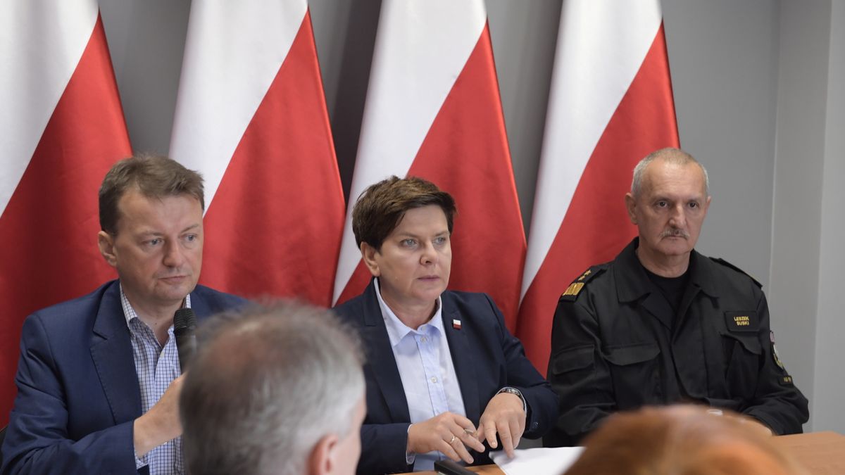 Chojnice. Premier Szydło z ministrem Błaszczakiem i komendantem głównym Powiatowej Straży Pożarnej Leszkiem Suskim