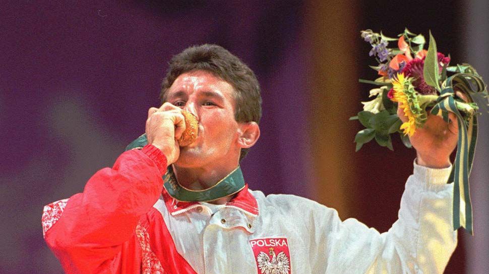 Włodzimierz Zawadzki, mistrz w wadze 62 kg, całuje złoty medal na Igrzyskach Olimpijskich w Atlancie w 1996 roku