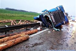 Wrocław. O krok od tragedii na A4. Rozsypane drewno przez pijanego kierowcę