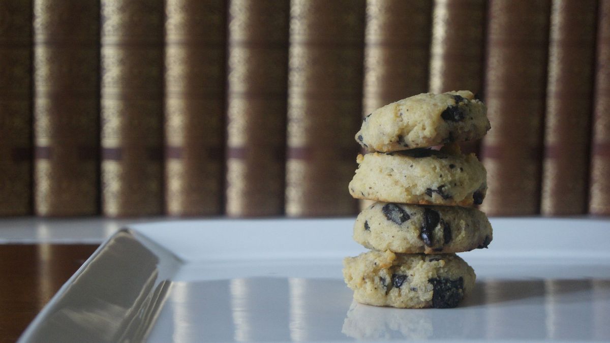 Ciasteczka z kawałkami czekolady z ciasta mrożonego