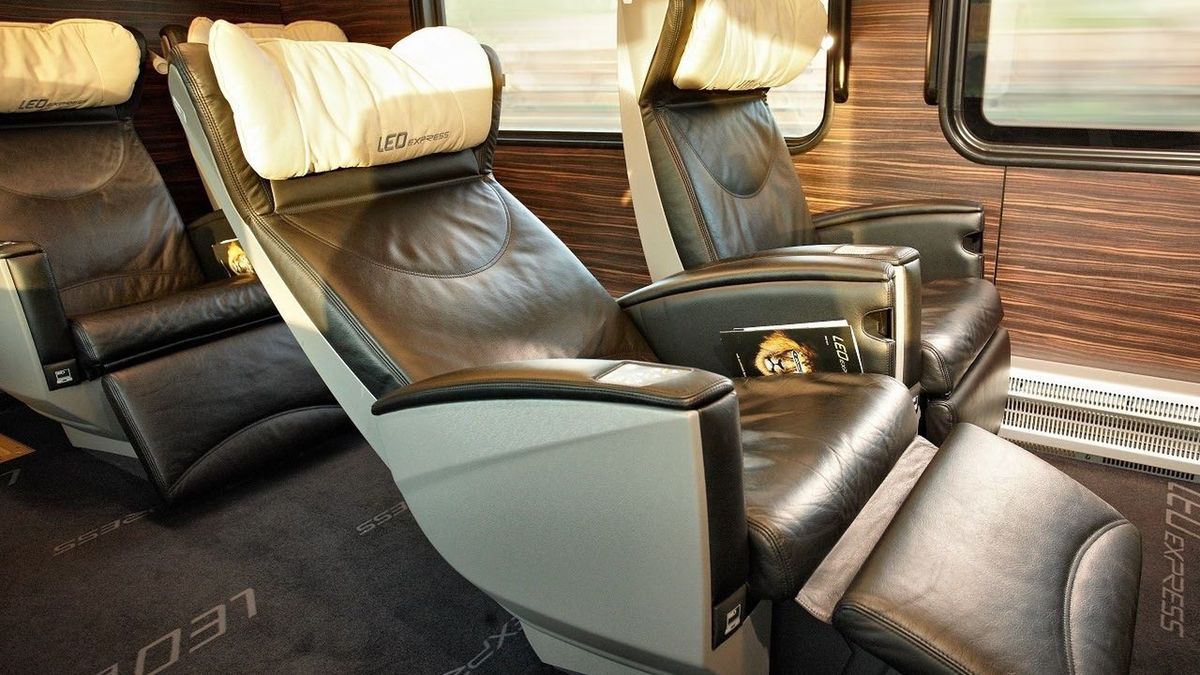 Wnętrze klasy premium w pociągach Leo Express