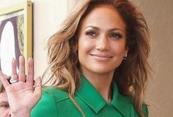 Polki po 50. też pokochają tę przejściową kurtkę. To model, który nosi Jennifer Lopez