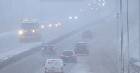 Utknęli przez śnieżycę na 13 godzin. "Nie było innej opcji"