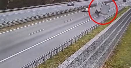 Wideo: Polski zestaw niemal wylądował na boku. Czesi szybko zatrzymali kierowcę