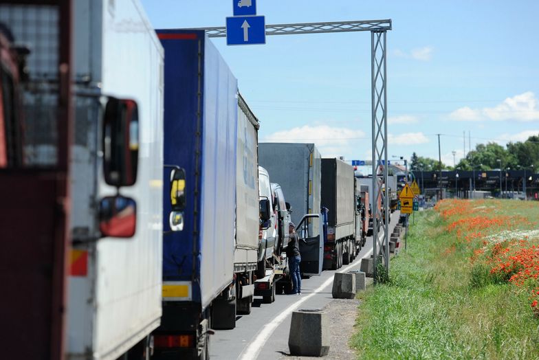Tranzyt żywności z Ukrainy. Od kwietnia tysiąc tirów wyjechało z granicy w konwojach