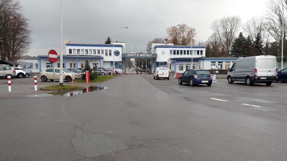 Wjazd na teren istniejącej już w Rzeszowie fabryki Pratt & Whitney