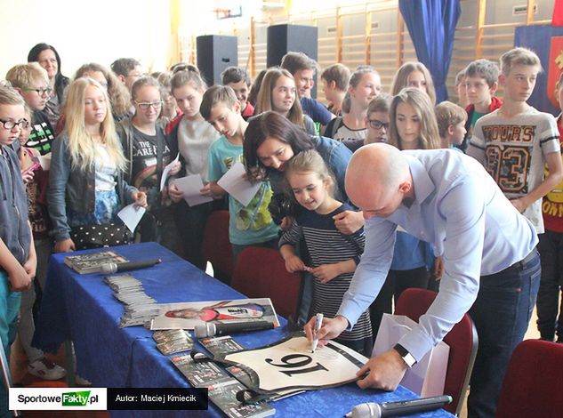 Tomasz Gollob w Ostrowie rozdał setki autografów swoim fanom
