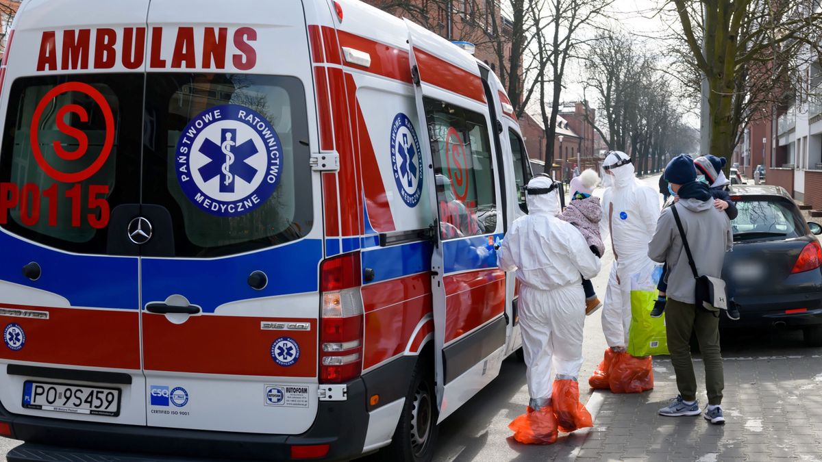 Koronawirus. Służby medyczne mają mnóstwo pracy.