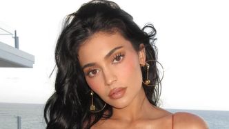 Kylie Jenner pozuje na plaży w skąpych fatałaszkach. Fani krótko: "Anioł"