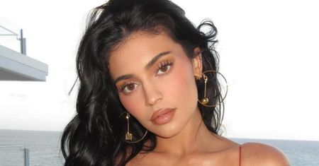 Kylie Jenner pozuje na plaży w skąpych fatałaszkach. Fani krótko: "Anioł"