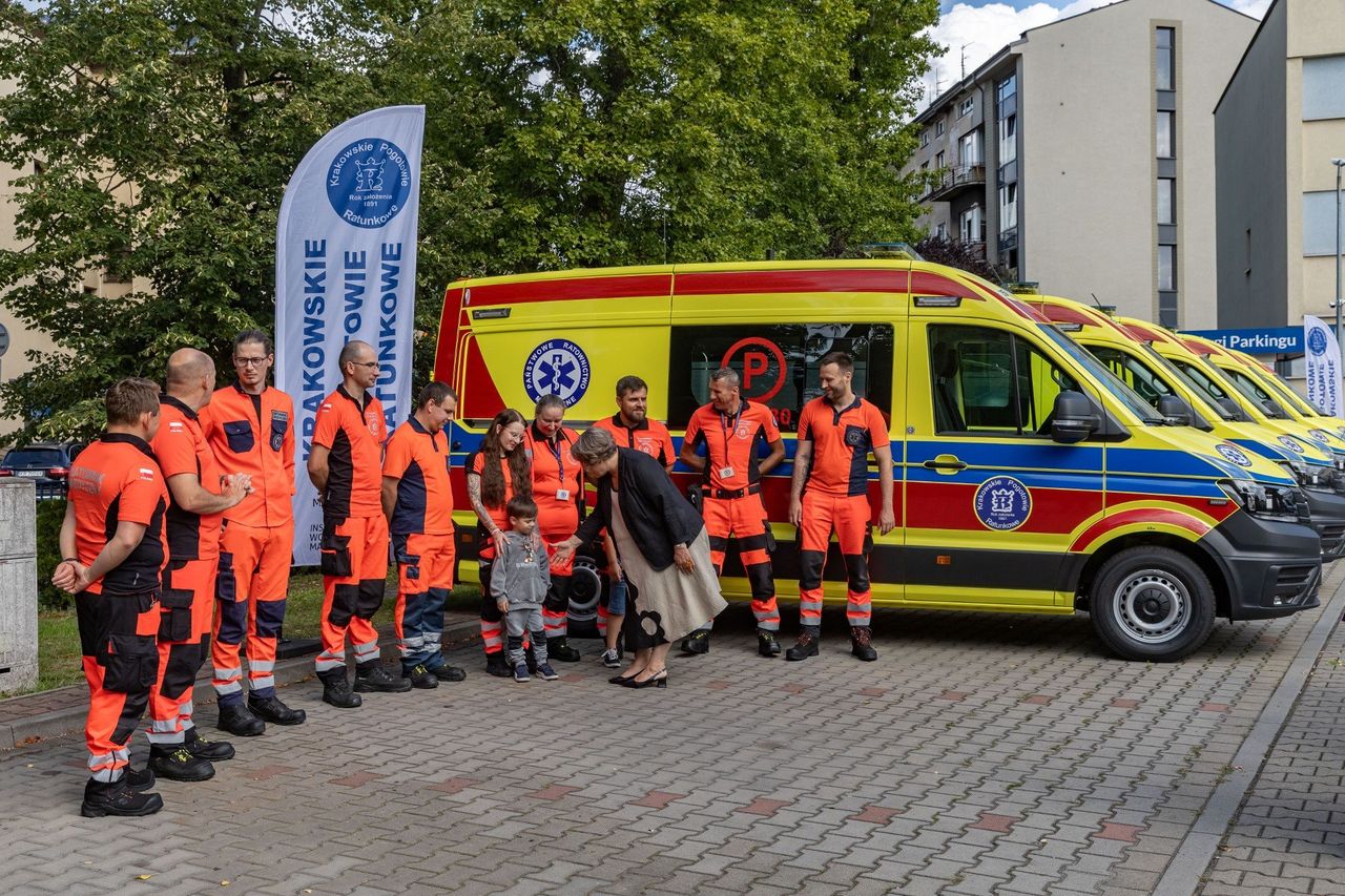 Kraków: Pogotowie ratunkowe ma pięć nowych ambulansów za 2,5 mln zł