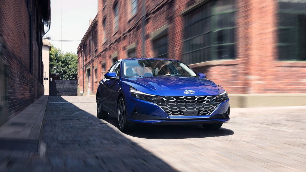 Nowa Elantra wygląda nowocześnie, ale to dość proste auto.